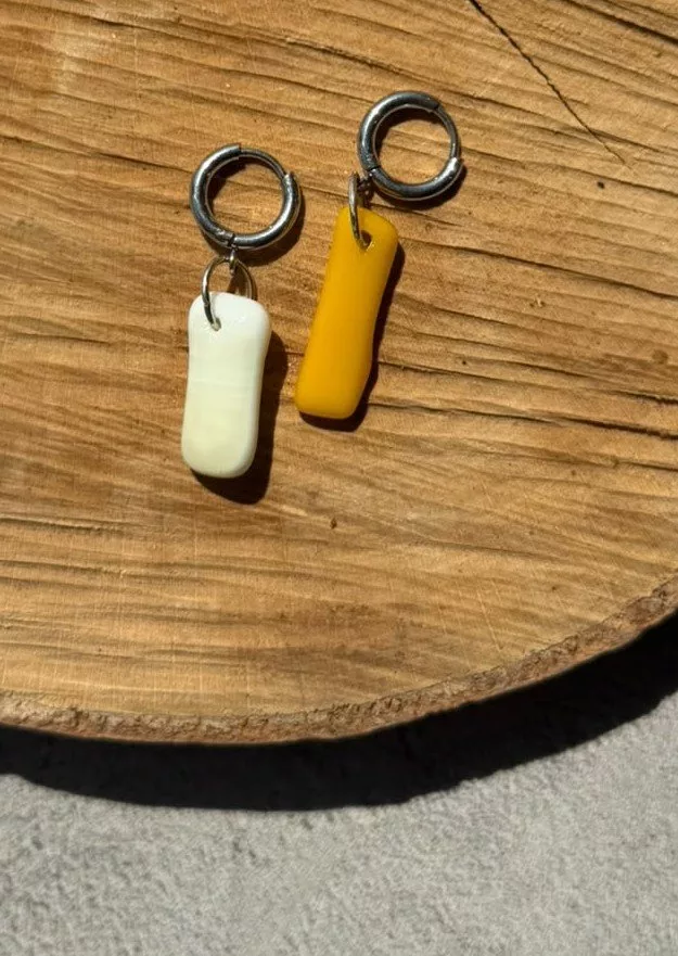 Boucles d'oreilles artisanales en verre jaune et blanc