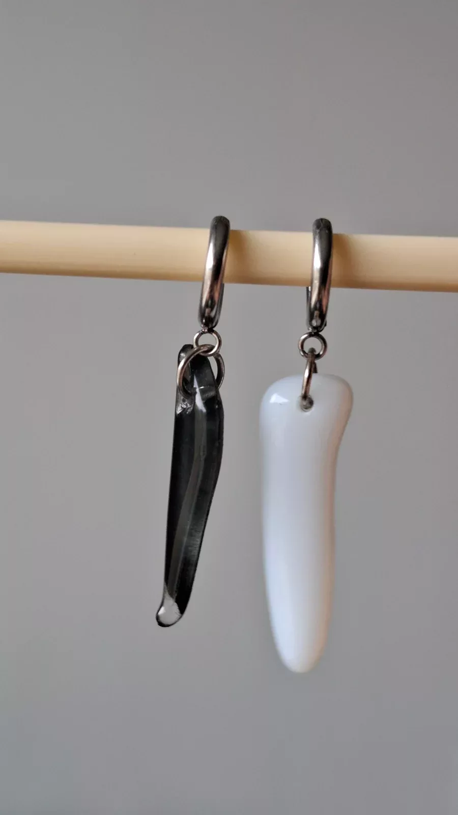 Boucles d’oreilles en verre recyclé - noir et blanc