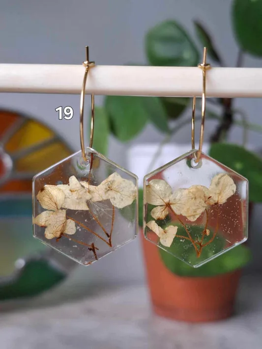 Boucles d'oreilles en résine et fleurs séchées beige