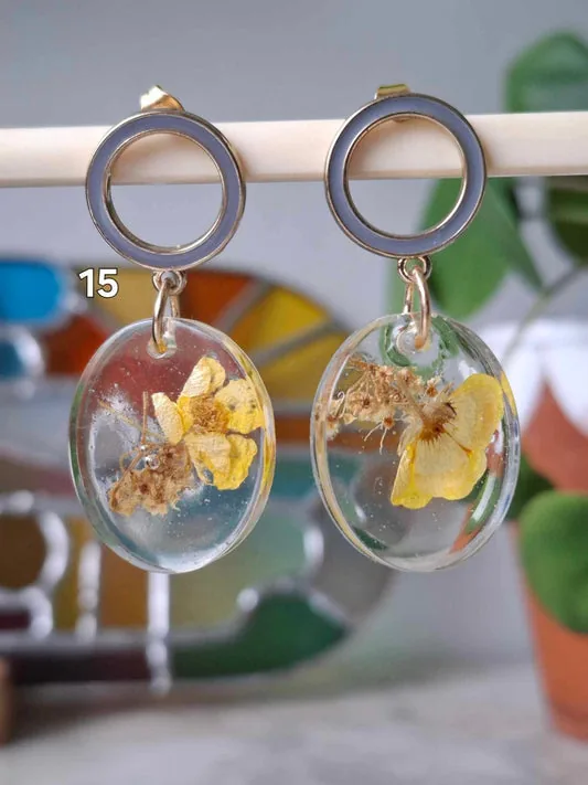 Boucles d'oreilles rondes en résine et fleurs séchées