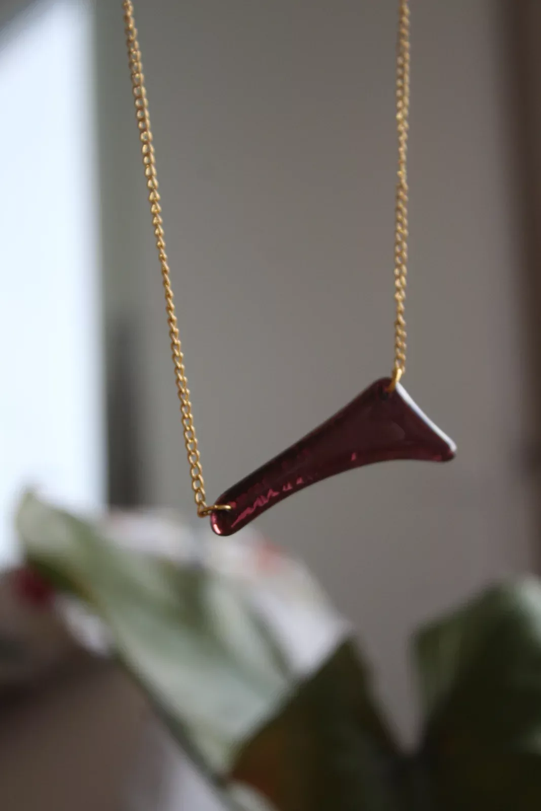Collier graphique en verre artisanal et acier doré