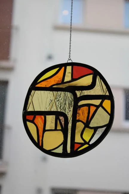 Vitrail artisanal rond en verre coloré
