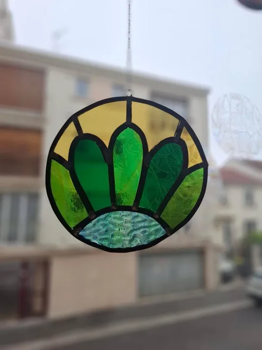 Vitrail rond artisanal en verre coloré