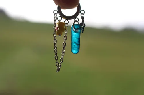 Boucles d'oreilles artisanales bleu lagon avec chaînettes