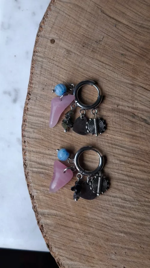 Boucles d’oreilles en verre et pampilles rose