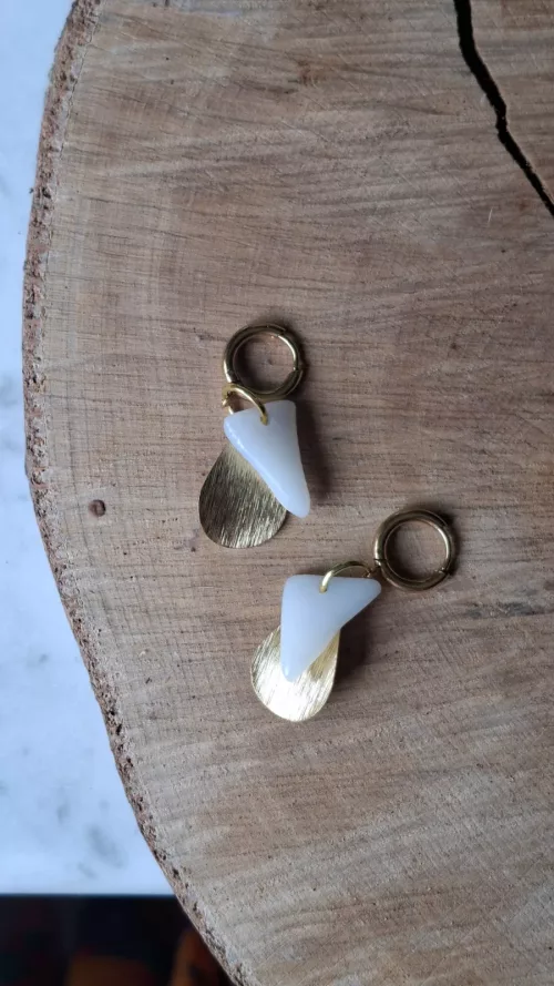 Boucles d’oreilles en verre recyclé - blanc et pampilles