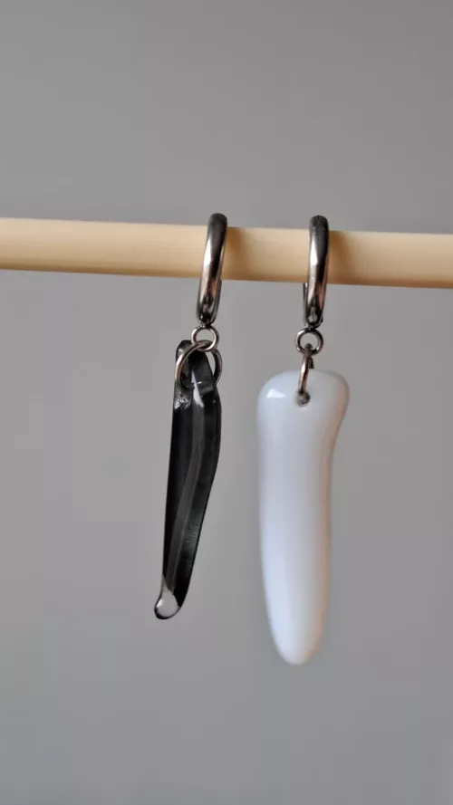 Boucles d’oreilles en verre recyclé - noir et blanc