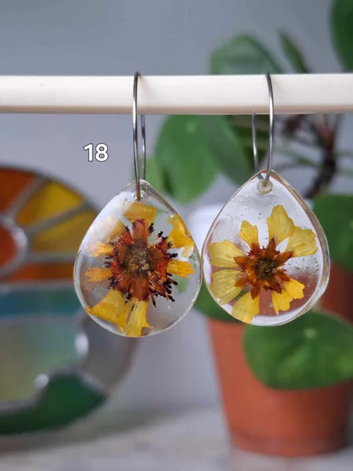 Boucles d'oreilles en résine et fleurs séchées jaune