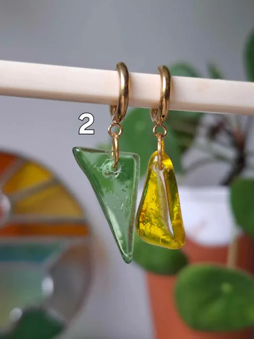 Boucles d'oreilles artisanales en verre vert et jaune