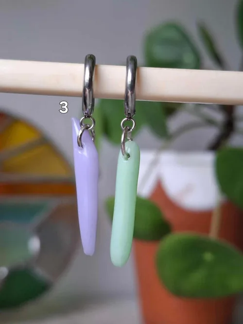Boucles d'oreilles artisanales en verre violet et vert