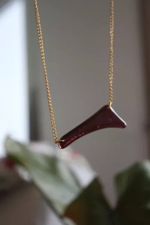 Collier graphique en verre artisanal et acier doré