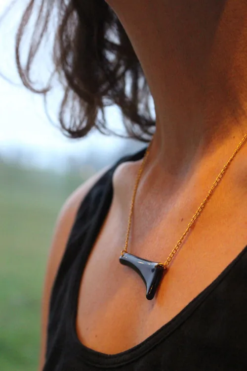 Collier artisanal en verre et acier inoxydable doré