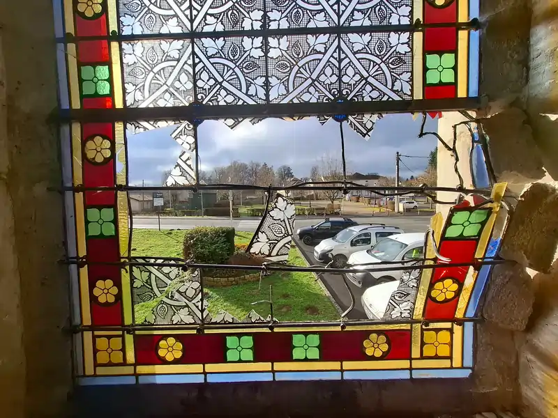 Vitrail ancien endommagé avec large bris de verre central - État initial