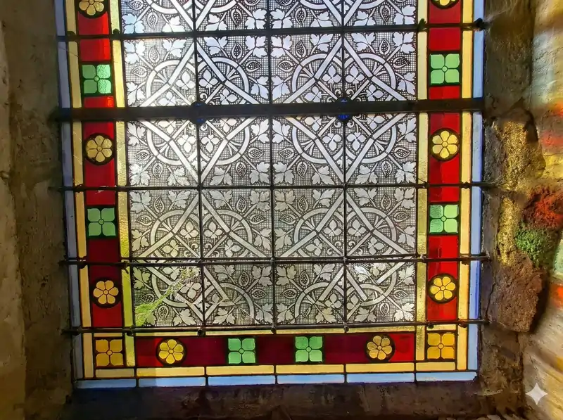 Résultat final restauration vitrail : motifs grisaille et bordure géométrique reconstitués