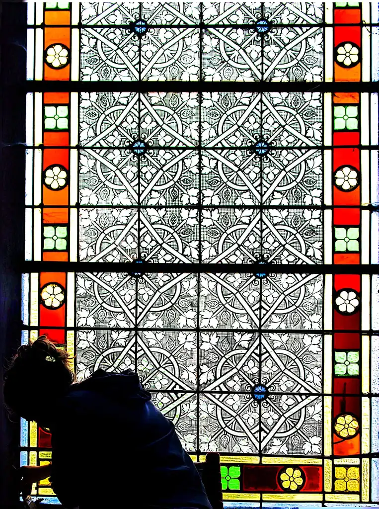 Détail du vitrail d'église restauré dans les Vosges - Apo-Art, héritage de l'atelier Le Vitrail