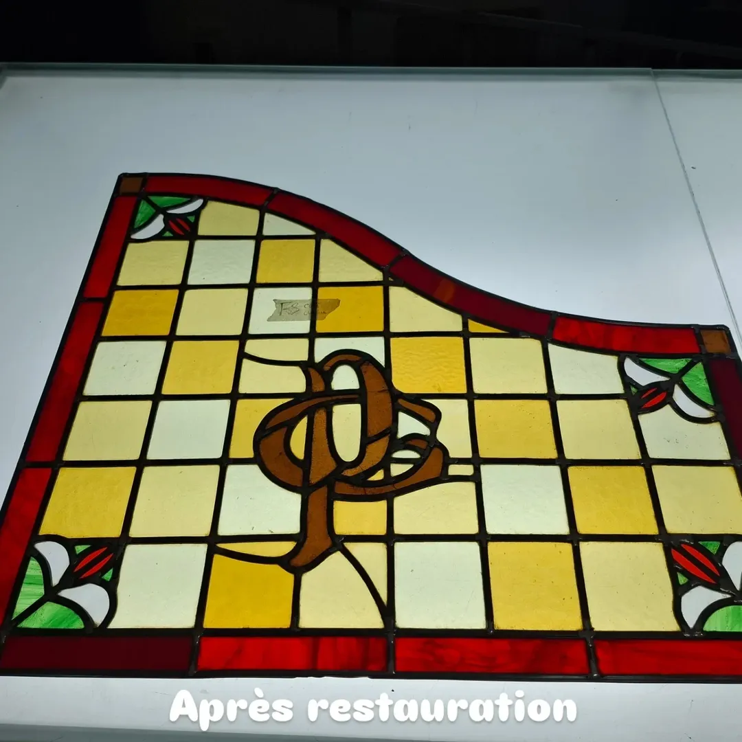 Nettoyage et masticage vitrail patrimoine