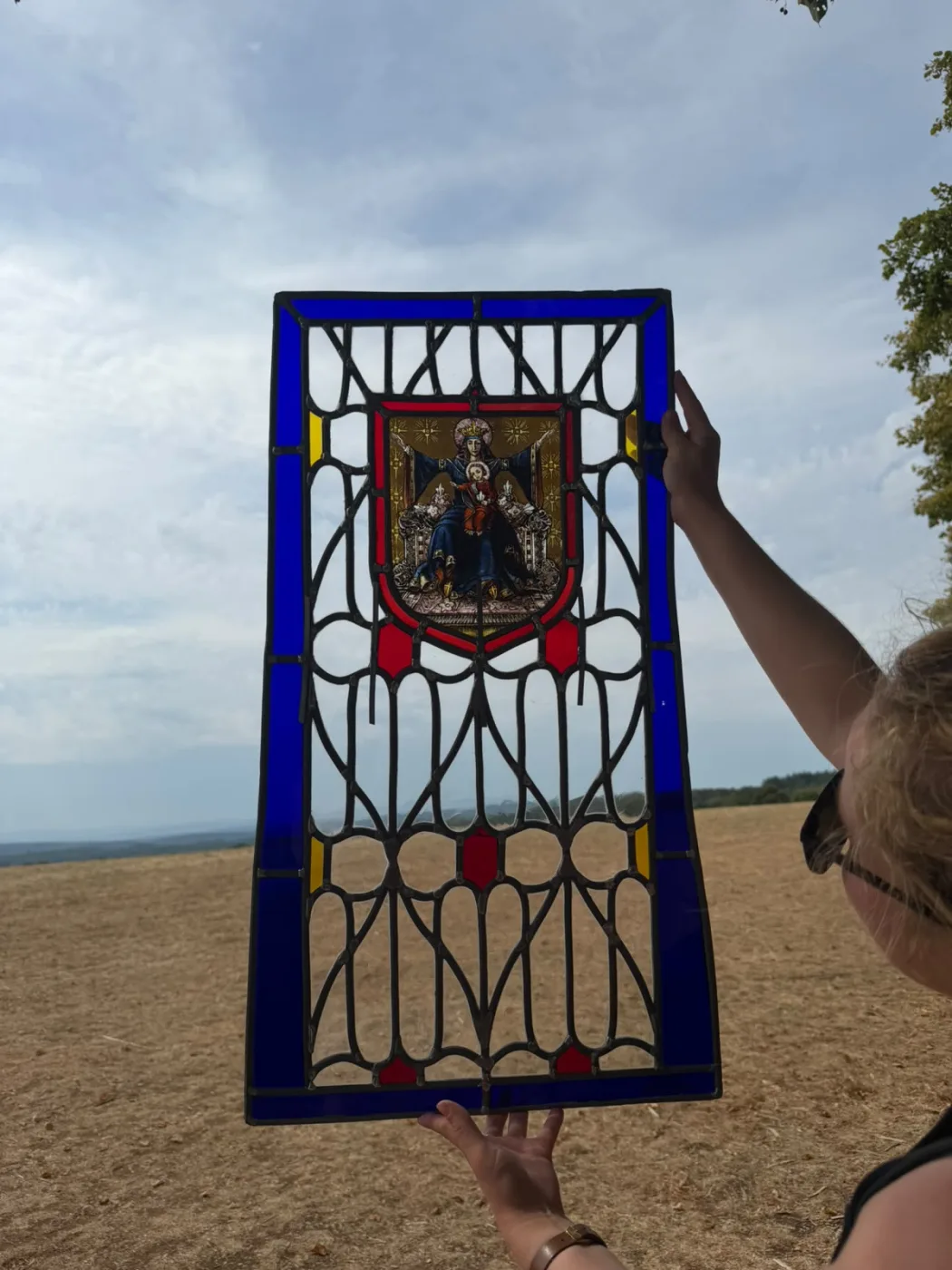 Panneau de vitrail au blason présenté à contre-jour - chapelle Sainte-Anne, Haute-Saône