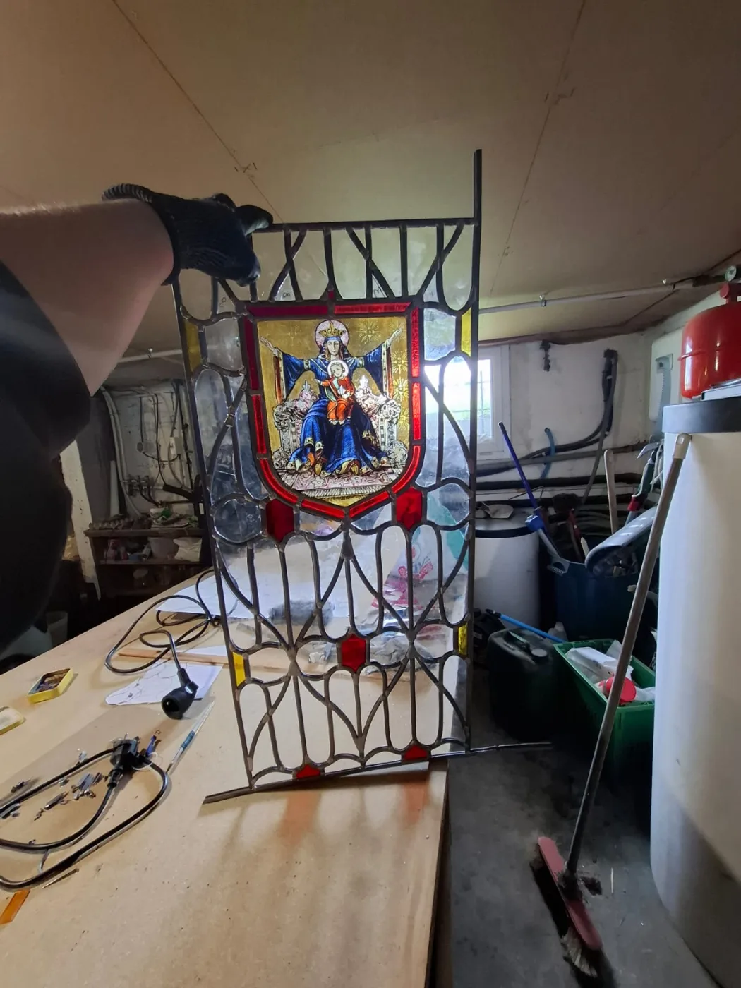 Panneau de vitrail terminé à l'atelier avant la pose - chapelle Sainte-Anne