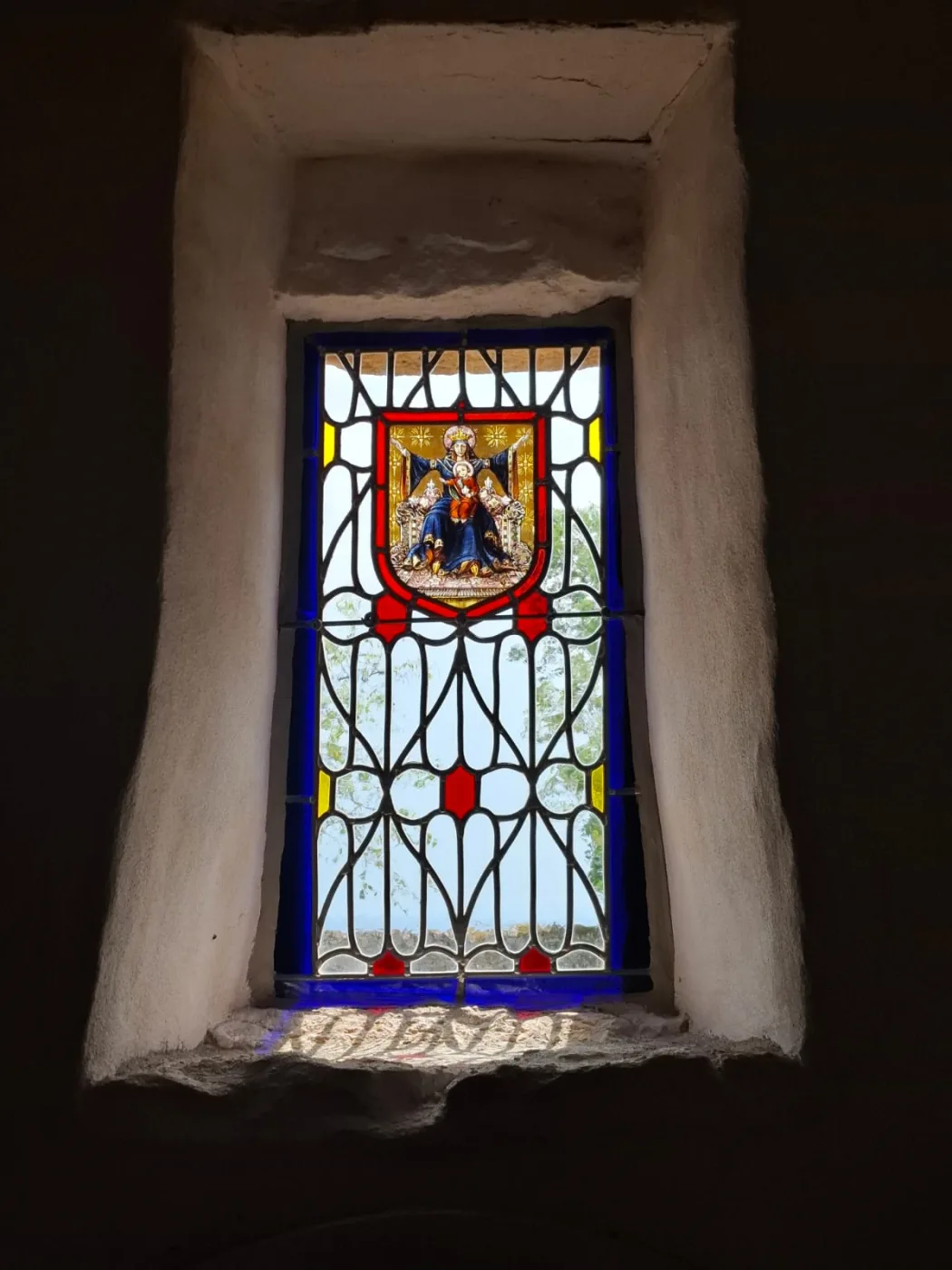 Vitrail achevé au blason de la Vierge à l'Enfant - chapelle Sainte-Anne, Vallerois-Lorioz (70)